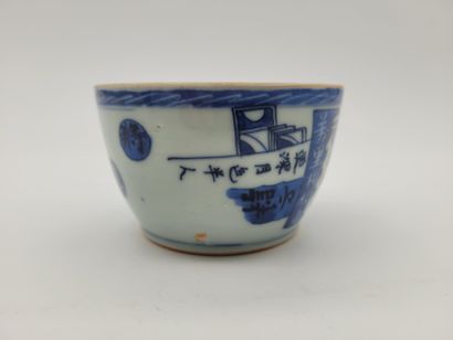  Ensemble en porcelaine à décor bleu blanc, Chine, XIXe - XXe siècle Dont : - 1 petite...