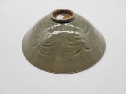 null Stoneware bowl glazed in celadon green with incised decoration under the cover...