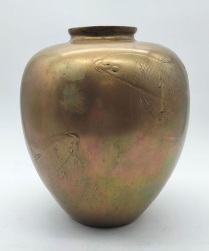 Vase en bronze à décor de carpes aux yeux...