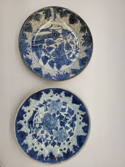null Deux plats ronds en porcelaine bleu blanc, Japon, XXe siècle
A décor de branches...