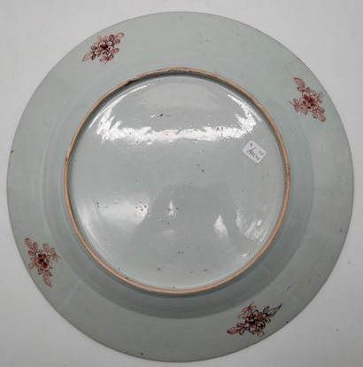  Grand plat en porcelaine à décor polychrome de la famille rose, Chine, Compagnie...