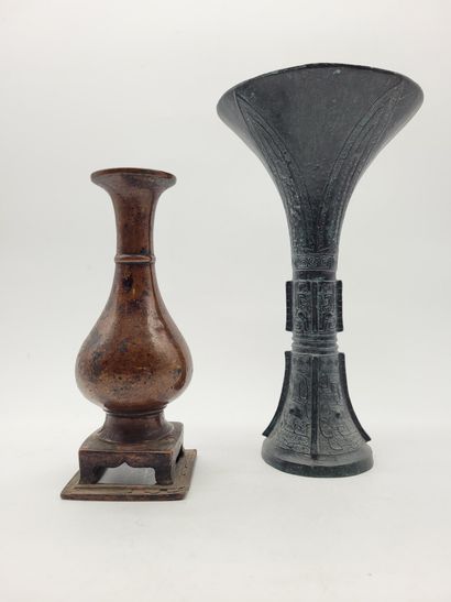 Deux vases en bronze, l'un gu à patine verte...
