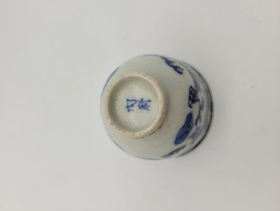  Ensemble en porcelaine à décor bleu blanc, Chine, XIXe - XXe siècle Dont : - 1 petite...