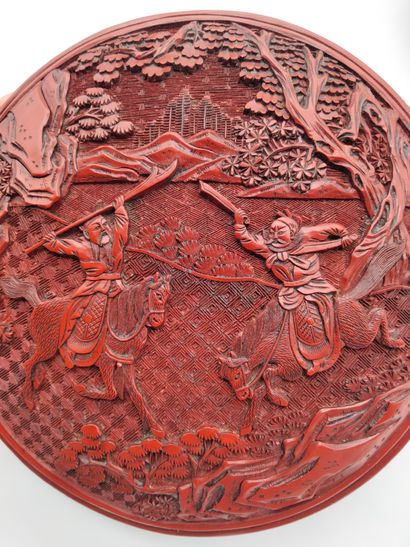 null Boîte de forme ronde en laque rouge, Chine, XIXe siècle
Couvercle décoré en...