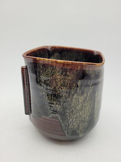 null 
Two ceramics, 20th century, Japan

Including:

- 1 ceramic water cooler (mizusachi)...