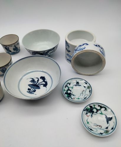  Ensemble de quinze pièces en porcelaine, Chine, XIXe et XXe siècle Dont : - 8 sorbets...