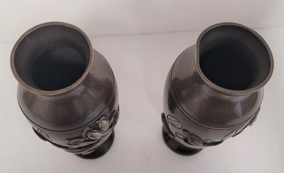 null Pair of small bronze baluster vases, Japan, early 20th
centuryDecoration in...