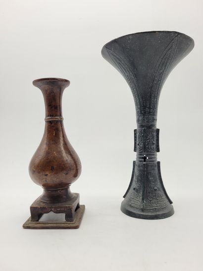 null Deux vases en bronze, l'un gu à patine verte de style archaïque, l'un à patine...