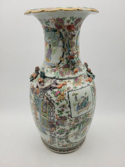 null Vase balustre en porcelaine, Chine, Canton, XIXe siècle
A décor polychrome en...