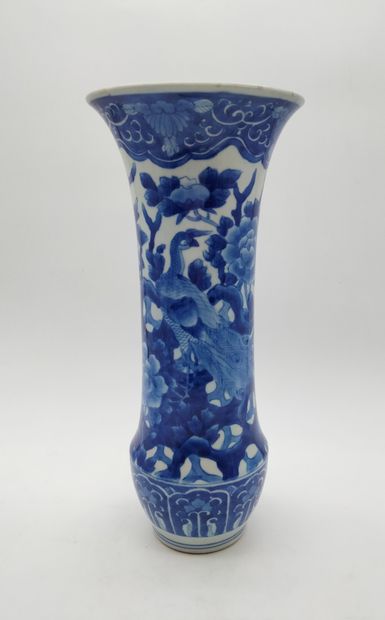 Vase cornet en porcelaine à décor bleu blanc,...
