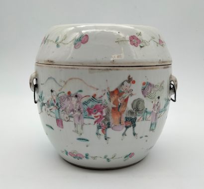 Pot couvert en porcelaine, Chine, fin XIXe siècle A décor d'émaux de la famille...