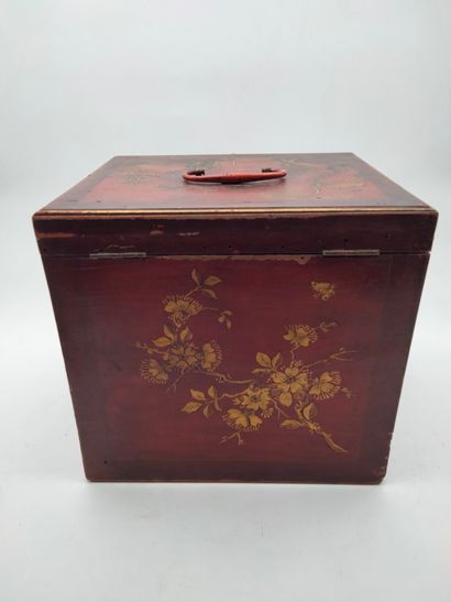 null 
Small box in red lacquered wood, China,

With gilded decoration of animated...