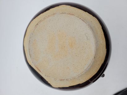 null 
Two ceramics, 20th century, Japan

Including:

- 1 ceramic water cooler (mizusachi)...