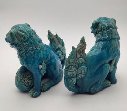 null Paire de chiens de Fô en porcelaine émaillée bleu, Chine, XXe siècle
Hauteur...