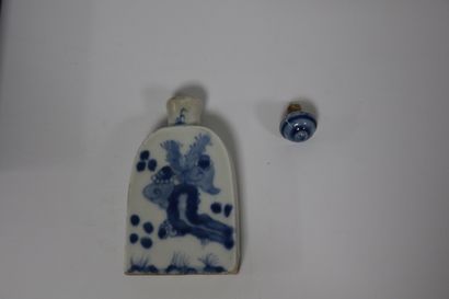 null Six flacons à médecine en porcelaine bleu et blanc dans leur coffret, Chine,...