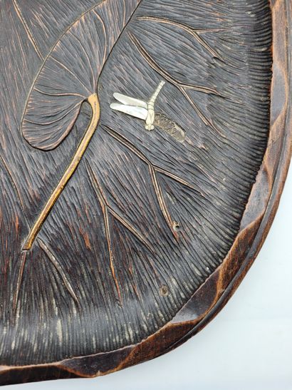 null Japan, circa
1900Wooden carved
tray
imitating a leaf, with lacquered and inlaid...