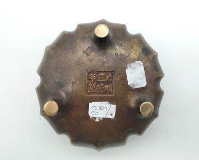 null Brûle-parfum tripode en bronze à patine doré, Chine, vers 1900
Panse en forme...