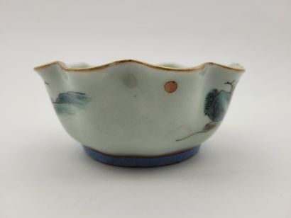 null Petite coupe sur talon floriforme, Chine, fin XIXe - début XXe siècle 
En porcelaine...