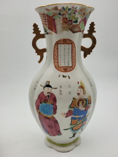  Paire de vases en porcelaine à décor polychrome, Chine, XIXe siècle Sur un pied...
