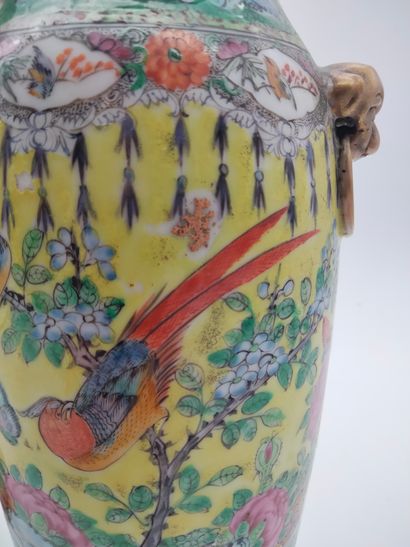  Deux vases balustres en porcelaine, Chine, Canton, fin XIXe siècle A décor de paons...