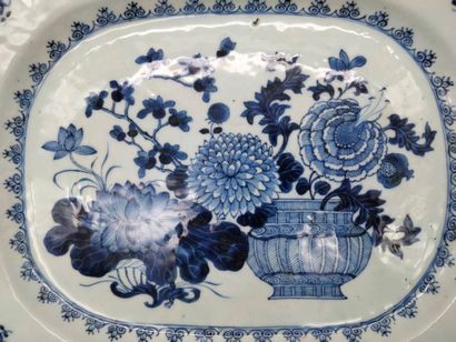  Grand plat octogonal en porcelaine à décor bleu blanc, Chine, Compagnie des Indes,...