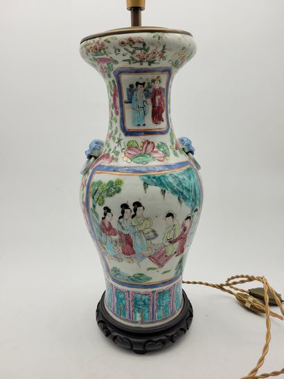 Vase balustre en porcelaine, Chine, Canton,...