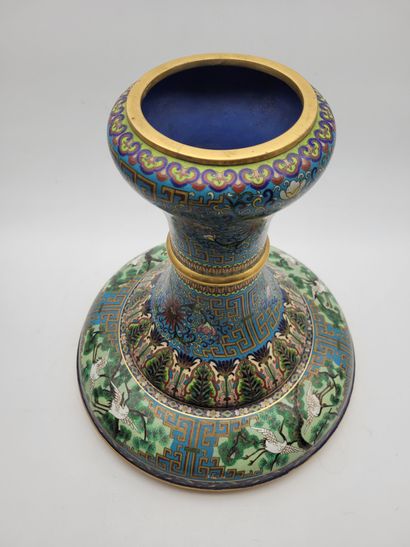 null Grand vase en alliage cuivreux et décor d'émaux cloisonnés, Chine, XXe siècle
S'ouvrant...