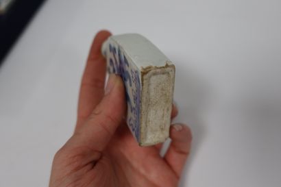 null Six flacons à médecine en porcelaine bleu et blanc dans leur coffret, Chine,...