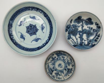 3 porcelain plates with blue and white decoration,...