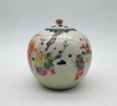  Pot à gingembre, Chine, fin XIXe siècle Emaux polychromes dans le style de la famille...