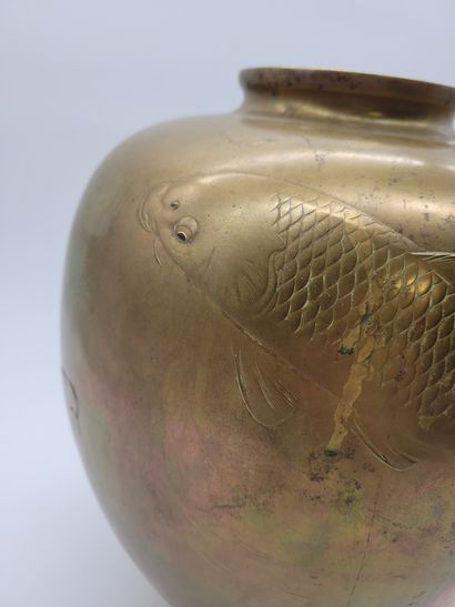 null Bronze vase with carp decoration and lacquered eyes, Japan, Meiji period (1868...