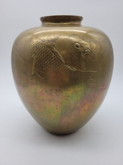 null Bronze vase with carp decoration and lacquered eyes, Japan, Meiji period (1868...