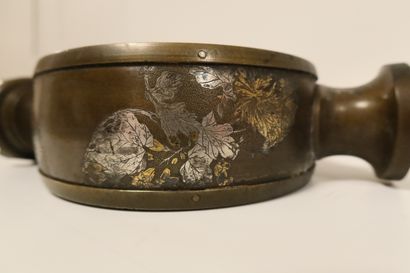 null Petit vase en sentoku, la panse en forme de taïko, Japon, époque Meiji (1868-1912)
Le...