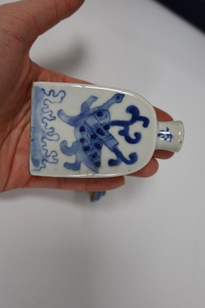 null Six blue and white porcelain medicine bottles in their box, China, early 20th...