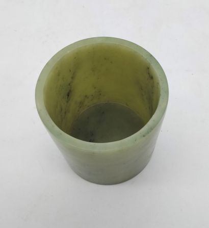 null Jade brush pot of roll form, ChinaHeight
: 7,9 cmLight
chips on the edge

.