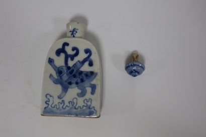 null Six blue and white porcelain medicine bottles in their box, China, early 20th...