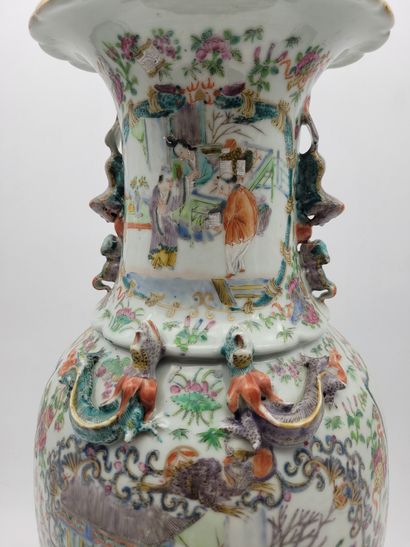 null Vase balustre en porcelaine, Chine, Canton, XIXe siècle
A décor polychrome en...