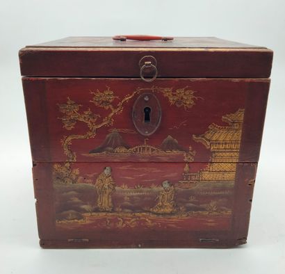 null 
Small box in red lacquered wood, China,

With gilded decoration of animated...
