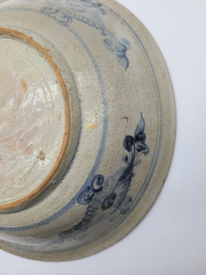 null Round blue-white porcelain dish, China, Swatow (Zhangzhou) kilns, Wanli period...