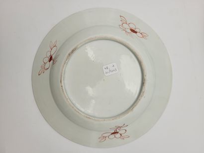 null Quatre assiettes en porcelaine, Chine, XIXe - XXe siècle
Dont : 
- 3 en porcelaine...