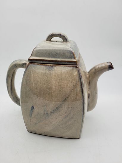 null 
Large glazed ceramic teapot, China for CFOC

Mark under the base

Height :...