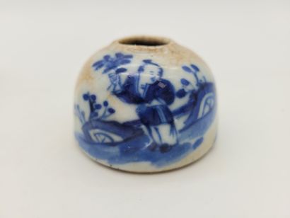  Trois petits vases à eau en porcelaine, Chine, XIXe siècle Dont : - 2 à ouverture...