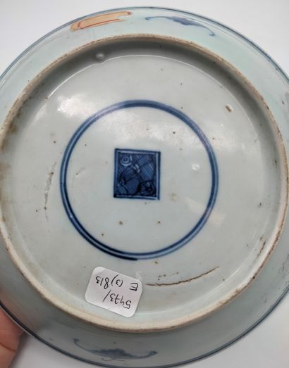  3 assiettes en porcelaine à décor bleu blanc, Chine, Compagnie des Indes, XVIIIe...