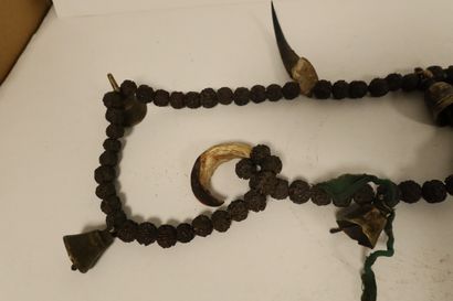 null Trois colliers, Népal et Nagaland, XXe siècle
- Collier de chaman en vertèbres...