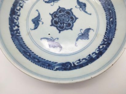 null 3 porcelain plates with blue and white decoration, China, Compagnie des Indes,...