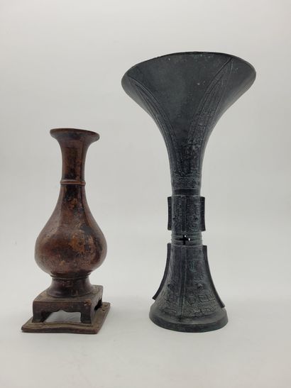 null Deux vases en bronze, l'un gu à patine verte de style archaïque, l'un à patine...