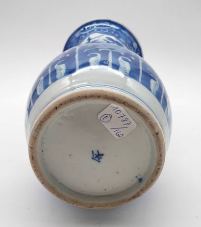 null Porcelain cone vase with blue and white decoration, Japan, 19th
centuryDecoration...