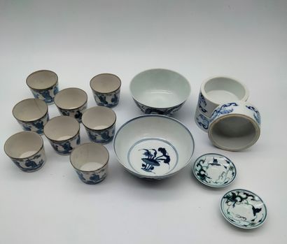 Set of fifteen porcelain pieces, China, 19th...