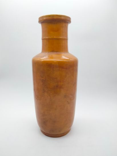 null Vase rouleau, Chine, XIXe siècle
En porcelaine émaillée jaune.
Hauteur : 46...