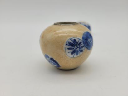  Trois petits vases à eau en porcelaine, Chine, XIXe siècle Dont : - 2 à ouverture...